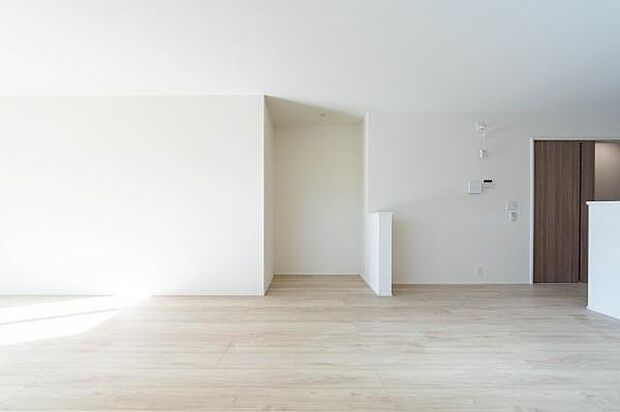 縦長の空間に計算された光が差し込む、明るく清潔感のあるリビング。家族の新しい物語を、この美しいキャンバスに描いてみませんか。