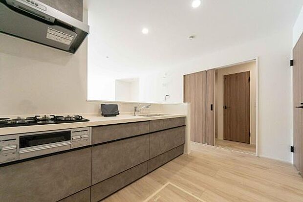 リビングで遊ぶお子様を見守りながら料理ができる安心の対面キッチン。家族の繋がりを育む、温かい空間です。