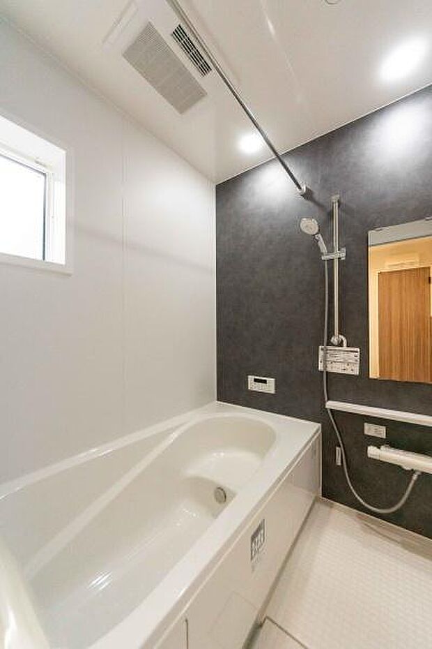 デザイン性だけでなく、手すりを備えた家族に優しい設計。小さなお子様とのバスタイムも安心して楽しめます。