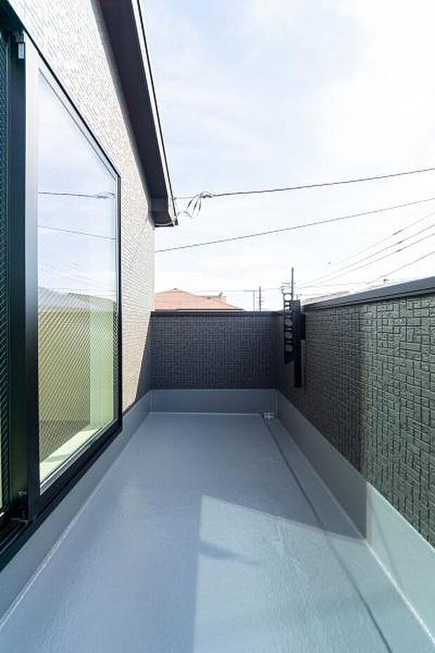 太陽の光をたっぷり浴びる広々バルコニー。家族の洗濯物やお布団も一度に干せて、毎日の家事がぐっと楽になります。