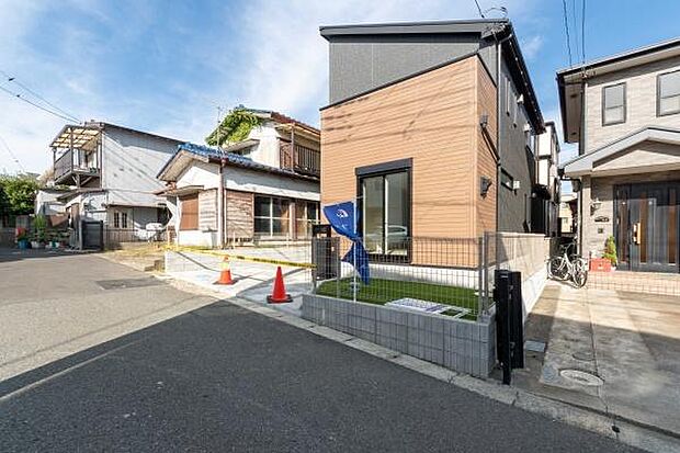 玄関前のお庭スペースは、お子様が安心して遊べる空間。ミニ家庭菜園やガーデニングなど、家族の楽しみが広がりますね。