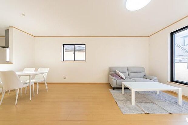 家族の笑顔が輝く、陽光あふれる開放的なリビング。お子様の成長を温かく見守れる、安らぎの住空間がここにあります。