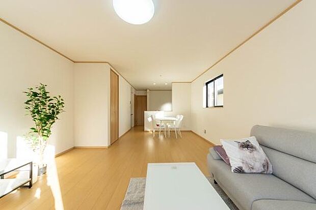 らかな光と風が心地よい、家族団らんの特等席。ゆったりとした時間が流れるこの場所で、心豊かな毎日を始めませんか。