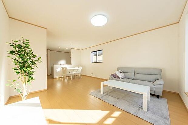 広々としたリビングなら、お子様ものびのび遊べます。何気ない日常のひとコマが、かけがえのない宝物に変わる住まい。