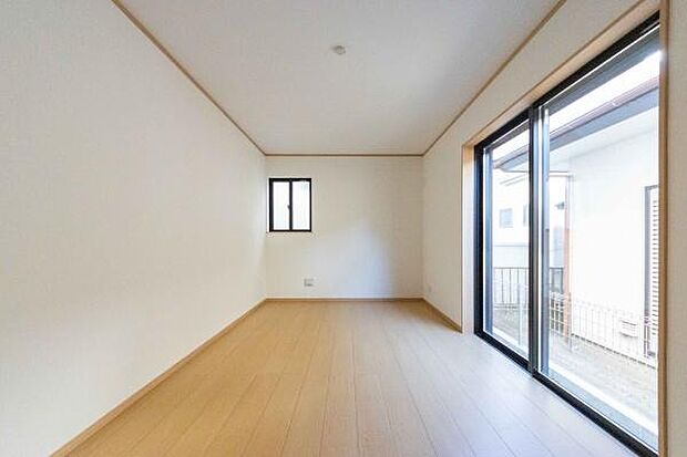 明るく開放的な洋室は、どんなインテリアも映えるシンプルなデザイン。実際に現地で、ご家族との新しい暮らしをイメージしてください。