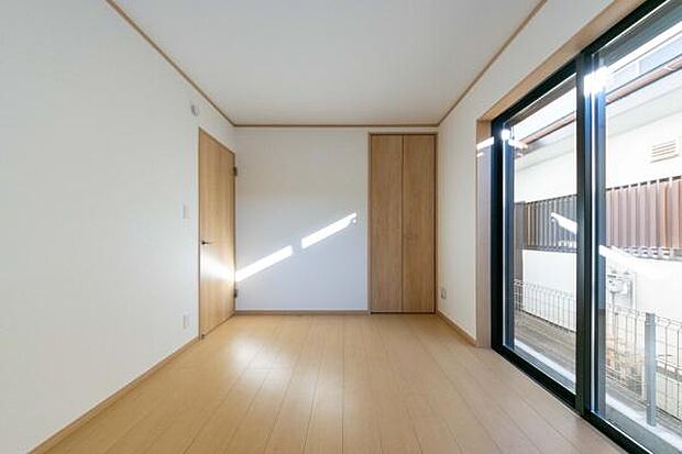 窓から注ぐ温かな光が、家族の団らんを優しく照らします。風通しの良いこの部屋で、これからの大切な思い出を紡いでいきませんか。