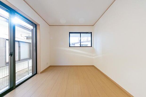 窓から注ぐ温かな光が、家族の団らんを優しく照らします。風通しの良いこの部屋で、これからの大切な思い出を紡いでいきませんか。