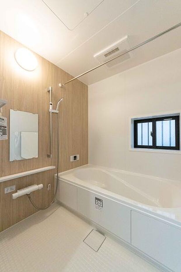 「パパ、一緒に入ろう！」そんな声が弾む広々バスルーム。お子様とのバスタイムが、一日の疲れを癒やすかけがえのない宝物に変わります。