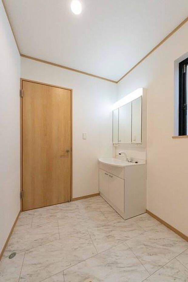 大きな鏡は家族並んでの歯磨きタイムにぴったり。お子様の成長を毎日感じられる、明るく清潔な洗面スペース