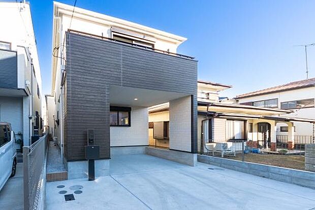 静かな環境と美しいデザインが調和する邸宅。日々の喧騒を忘れさせる安らぎの空間で、家族の絆を深める時間を。