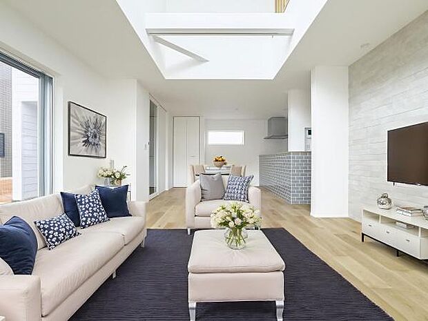 吹き抜けから降り注ぐ陽光が、家族の団らんを優しく包みます。開放感あふれるリビングで、お子様の健やかな成長を見守る贅沢な時間を。(本画像はCGにて家具等を配置しております。実際に置かれておりません)