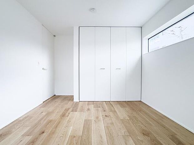 柔らかな陽光が注ぐ心地よい洋室。木の温もりを感じる空間で、お子様の成長を優しく見守ります。笑顔あふれる家族の未来がここから始まります。