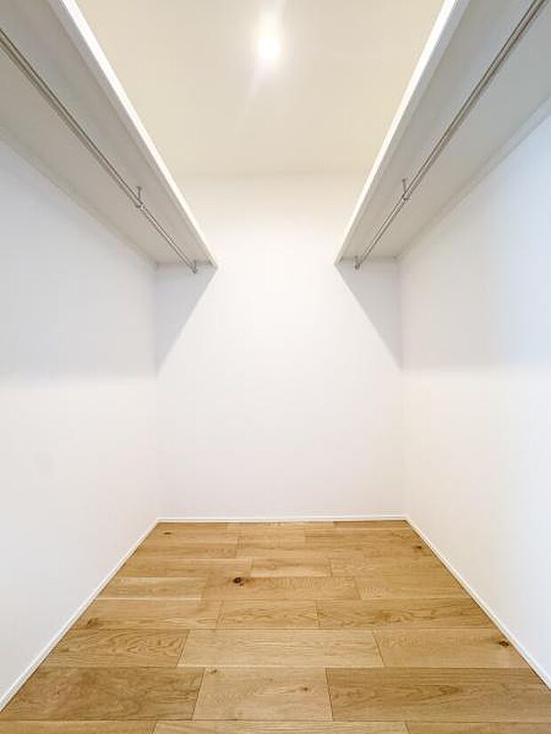 左右に分かれたスペースで、ご夫婦の衣類も美しく整頓。ゆとりある広さが、毎日の身支度を贅沢で落ち着いた時間に変えてくれます。