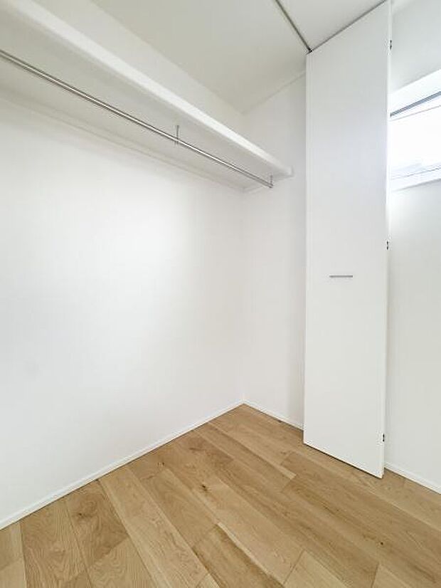 家族全員の荷物もスッキリ収まる大容量。朝の準備がスムーズになり、心にゆとりが生まれます。片付けが楽しくなる、機能的な空間です。