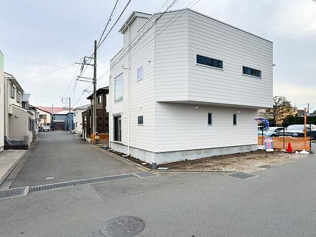 角地ならではの開放感と、計算されたプライバシーの確保。視認性が良く安全な環境は、安心を優先したいファミリーにふさわしい選択です。