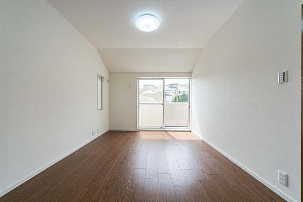 陽光が注ぐ明るい洋室は、お子様の感性を育むお部屋に最適。白を基調とした清潔感ある空間が、家族の新しい物語を優しく包み込みます。