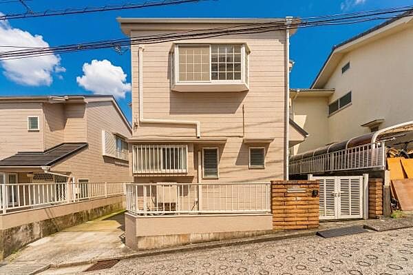 高台に佇む住まいは、陽光と心地よい風を独り占め。周囲の視線を気にせず、ご家族だけのプライベートな時間をゆったりと楽しめます。