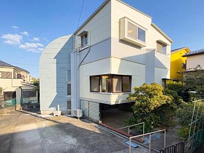 外観:曲線と直線が織りなすお洒落な外観。家族の個性を育む、光溢れる住まい。 外観:曲線と直線が織りなすお洒落な外観。家族の個性を育む、光溢れる住まい。