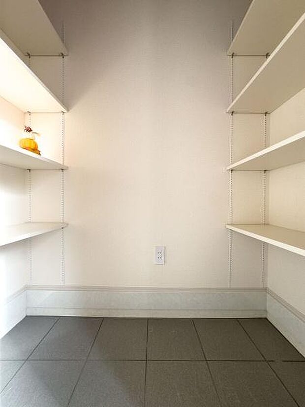 散らかりがちな靴もすっきり収まる大容量収納。趣味の道具もしまえるゆとりが、家族の時間を豊かにし、心にゆとりをもたらします。