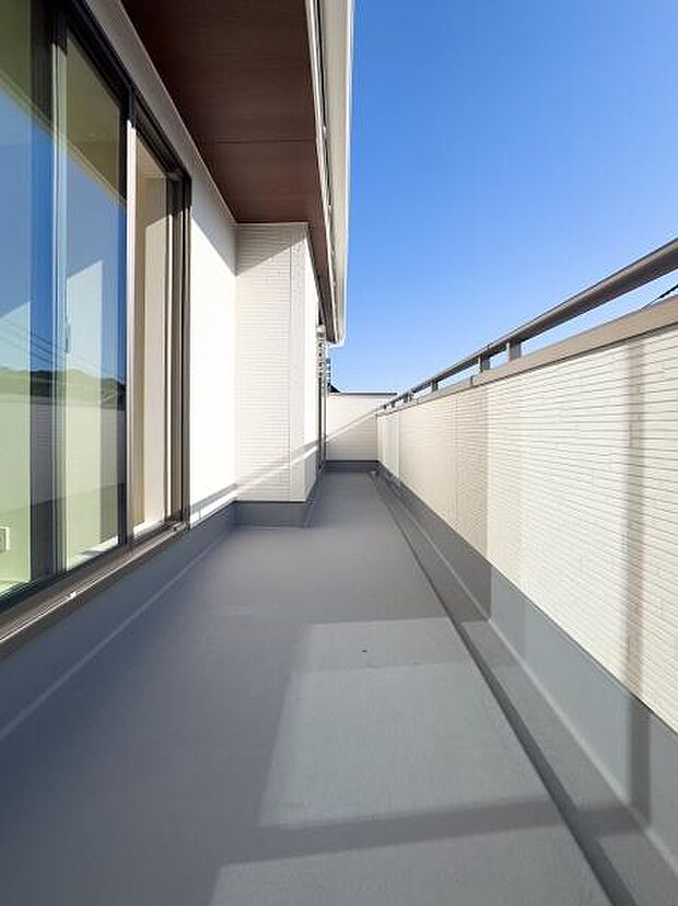 夏はミニプール、秋は星空観察。木の温もりに包まれた空間で、四季折々の思い出を家族と共に刻む、特別な暮らしが始まります。