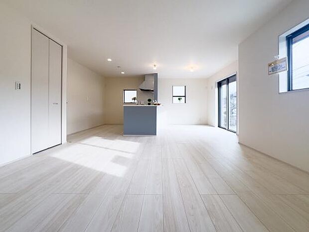 洗練されたデザインが彩る上質な空間。吹き抜けを渡る心地よい風と光が、日々の暮らしに安らぎと、家族の新しい思い出を運んでくれます。