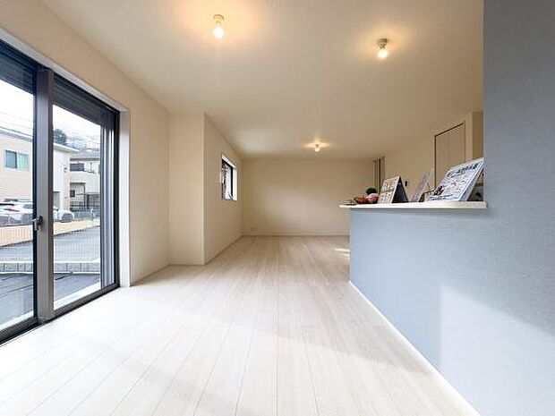 デザイン性の高いスタイリッシュな内観。計算された照明と自然光が調和し、友人を招いて自慢したくなるような、誇り高き暮らしを。