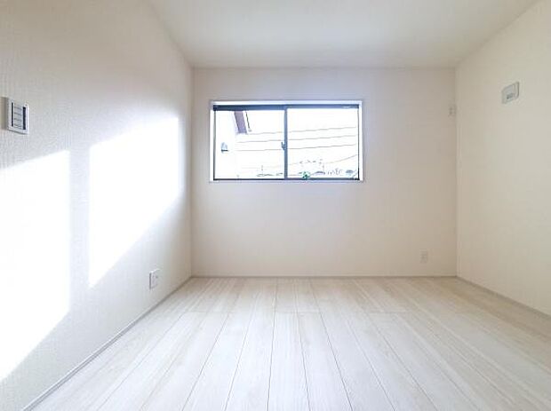 たっぷりの陽光がお子様の健やかな毎日を彩ります。デスクやベッドを置いてもゆとりある広さで、自分だけの秘密基地のようなワクワク感を育みます。