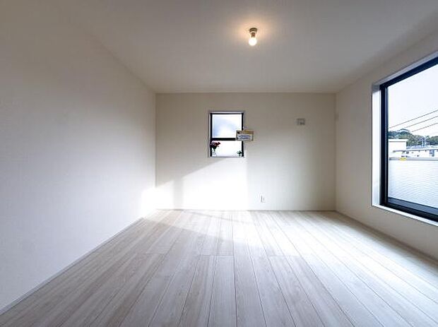 シンプルなデザインだからこそ、家具選びの楽しみが広がります。成長するお子様の学習部屋や、来客用のゲストルームとしても心地よくお迎えできます。