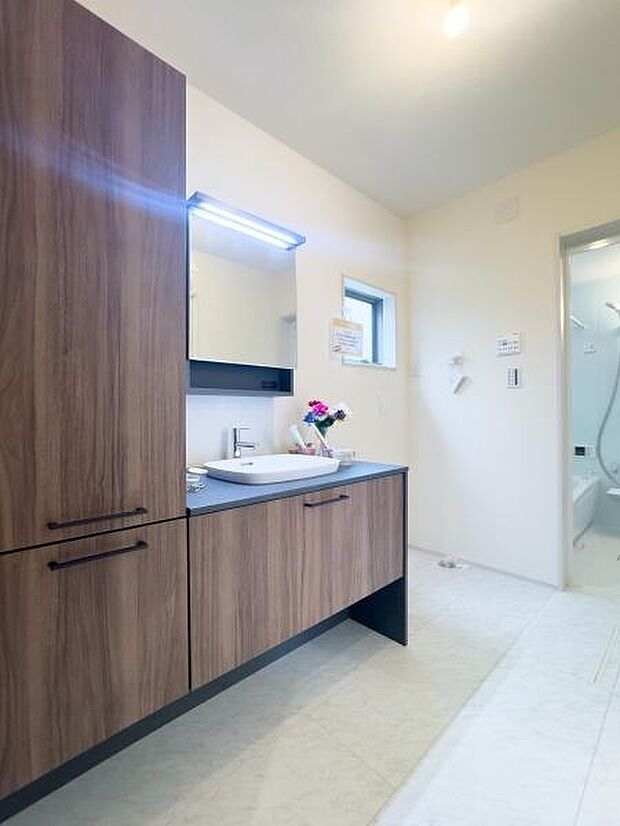 感にこだわった上質なデザインが、日常を特別なものに変えてくれます。夜のセルフケアも、贅沢な気分でゆったりと楽しめます。