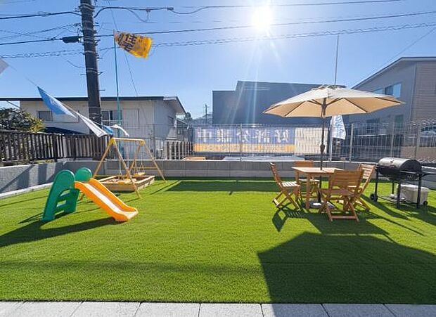 洗練された意匠が、日々の暮らしに品格を。明るい陽光に包まれるリビングで、家族の笑顔が絶えない温かな未来を叶えませんか。