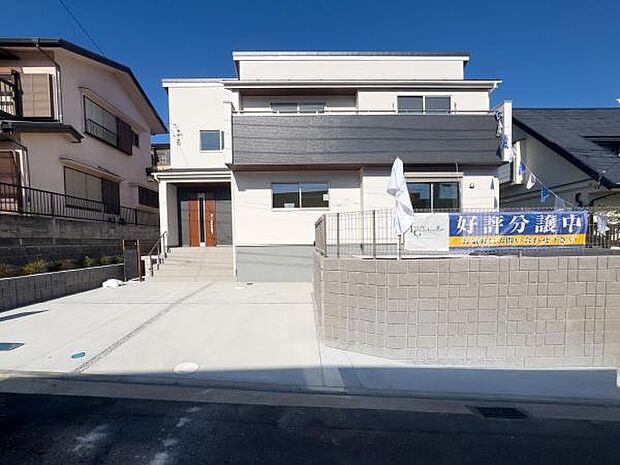 モダンな外観が目を引くこだわりの邸宅。お子様の成長を優しく見守る、開放感あふれる住空間で贅沢なひとときを過ごせます。