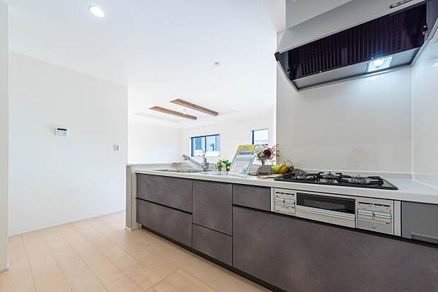 シックなグレーが映える洗練されたデザイン。お気に入りの美しいキッチンなら、毎日の料理やお菓子作りがもっと特別な時間に変わります。