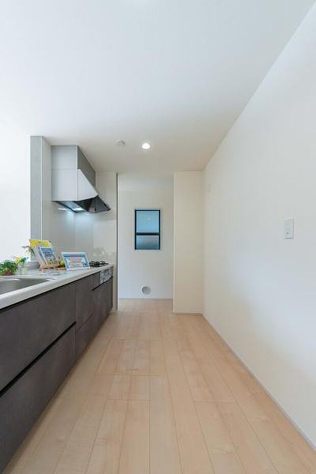 リビングで遊ぶお子様を優しく見守れる対面式。お料理中も会話が弾み、家族の笑顔が絶えない温かい団らんの中心になる場所です。