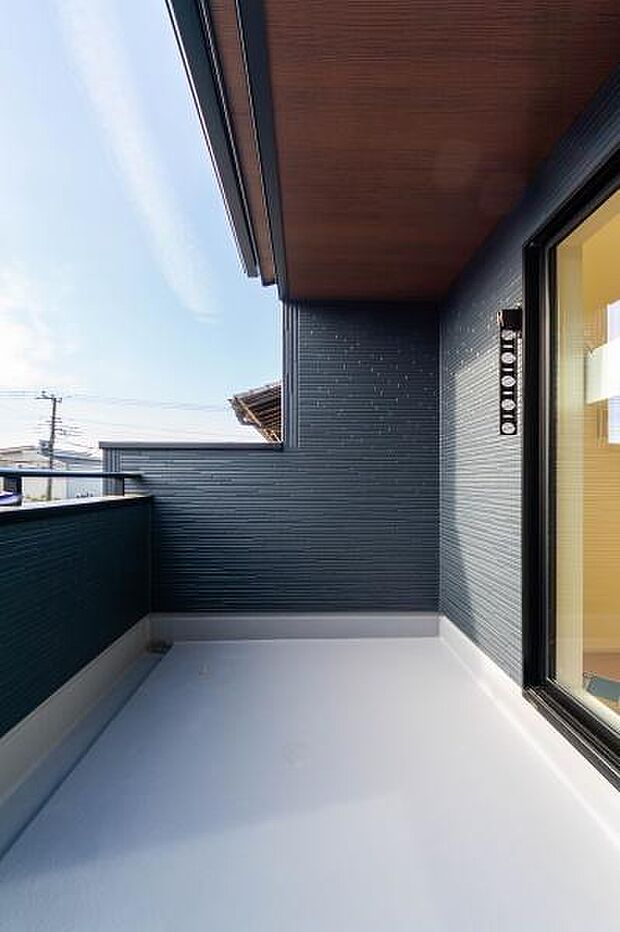 周囲の視線を気にせず過ごせるプライベートバルコニー。心地よい風を感じながら、読書やティータイムなど、心安らぐ時間を満喫できます。