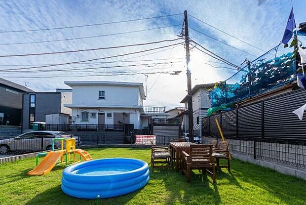 「週末の楽しみが増える」BBQ、ガーデニング、お子様の自然とのふれあいなど、お庭があるから楽しみも倍増するマイホーム。(画像の屋外家具はCGによるイメージ画像です)