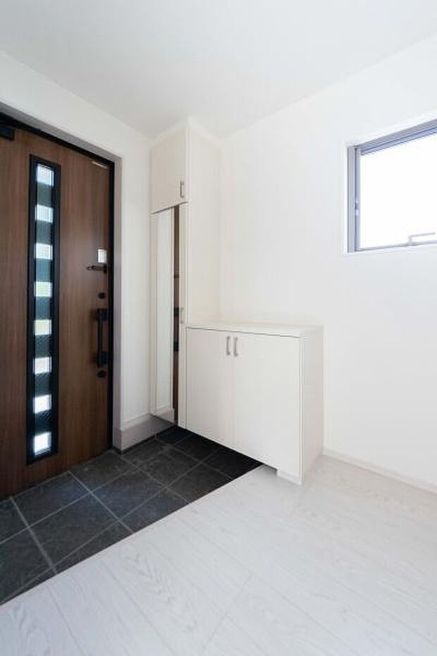 家族の「ただいま」が響く明るい玄関。たっぷり収納で、ベビーカーもラクラク置けるゆとりの空間です。