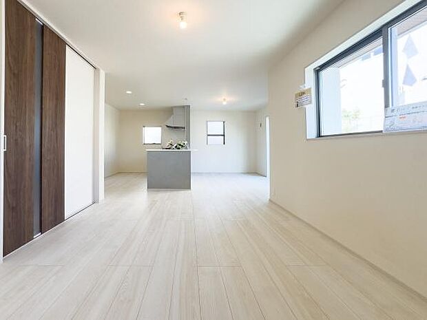 陽光がたっぷり降り注ぐ明るいLDK。広々としたリビングは、お子様がのびのびと遊べる開放的な空間です。家族の笑顔が自然と集まる住まいです。