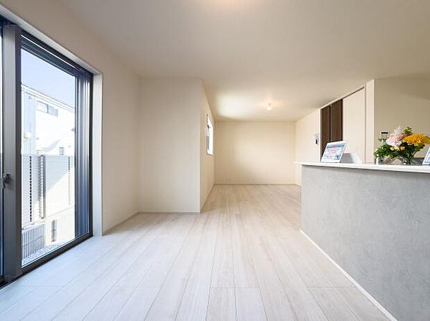 明るい未来を予感させる、光に満ちたリビング。成長するお子様の足音が心地よく響き、家族の思い出が鮮やかに刻まれる理想の住空間がここにあります。