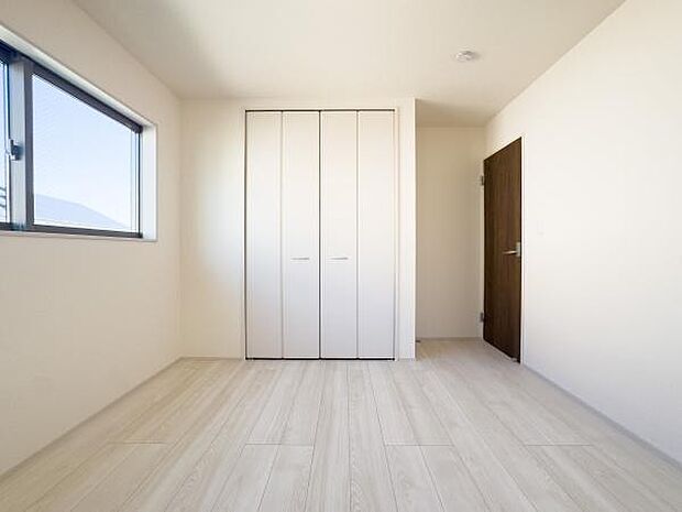 たっぷり収納できるクローゼットで、お部屋はいつもスッキリ。広々とした空間で、お子様と一緒にインテリアを飾る楽しみが広がります。