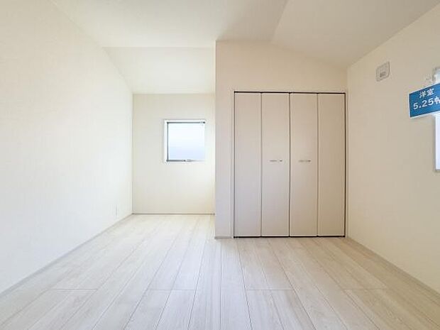 秘密基地のような勾配天井が、お子様の想像力をかき立てます。自分だけの特別な空間で過ごす時間は、かけがえのない成長の記憶になるはず。