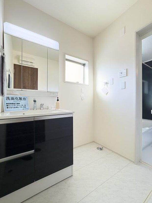 朝日が差し込む窓付きの洗面室。明るい空間で家族の1日が爽やかに始まります。三面鏡裏の収納で、忙しい朝もスッキリ整う快適な住まい。