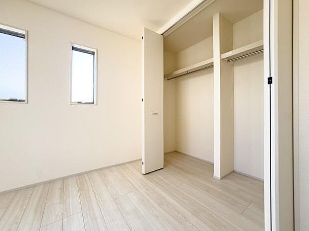 お子様の成長と共に増える思い出も、たっぷり収納。お部屋がスッキリ片付くから、家族の団らんもより穏やかで楽しい時間に変わります。