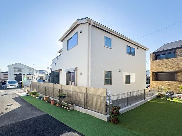 スタイリッシュで都会的な佇まいの一軒家。無駄のない機能美と、家族が安心して過ごせる快適さを両立しました。お子様の成長を誇らしく見守る住まいです。