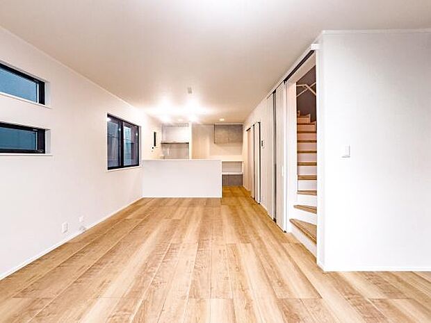 明るい対面キッチンからリビングを一望。お子様を見守りながら家事ができる安心設計。