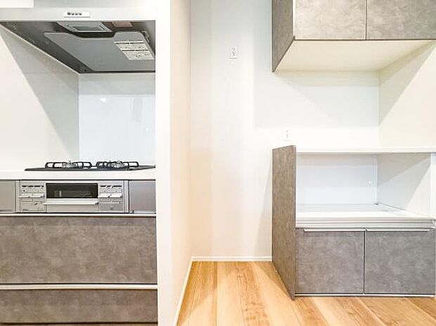 グレーで統一された上質なデザイン。お揃いのカップボードが、美しい暮らしを叶えます。