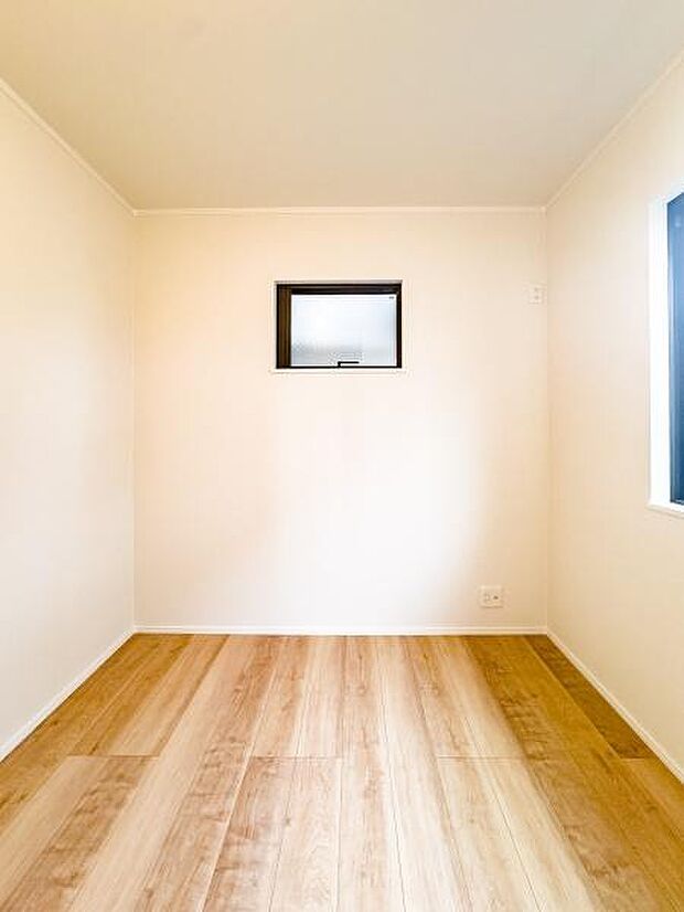 二面採光で一日中明るいお部屋。お子様の勉強部屋や、趣味の空間としても心地よく過ごせます。