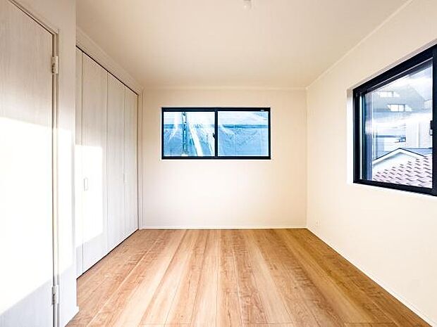 柔らかな光が差し込む洋室と、頼もしい収納力。家族みんなの衣類も、思い出も大切にしまえます。