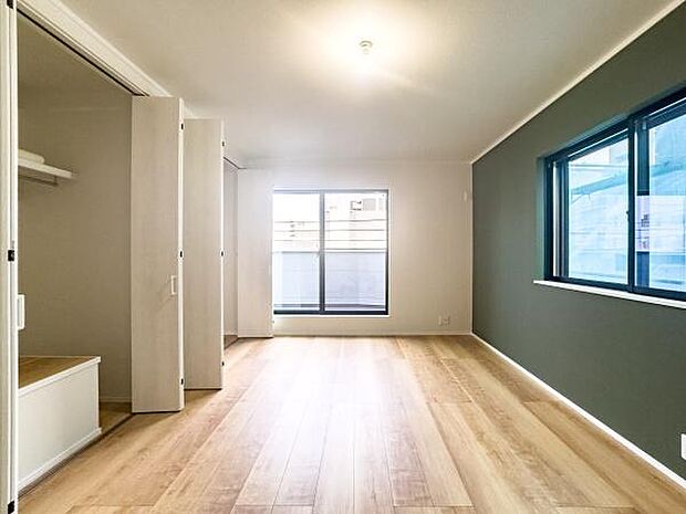 明るいフローリングと2つの窓が開放感を演出。お子様の健やかな成長を見守る、快適な空間です