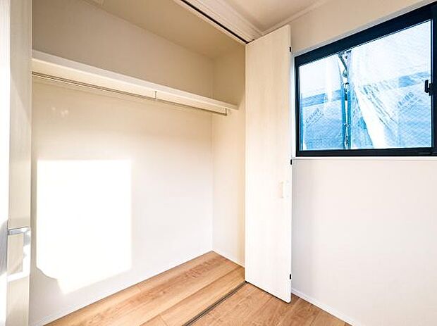 家族みんなの衣類や思い出の品もすっきり。各部屋の収納でゆとりある暮らしを。