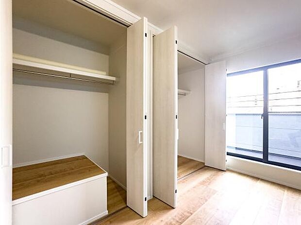 季節の衣類から趣味の道具までしっかり収納。家族それぞれの「大切」を守ります。